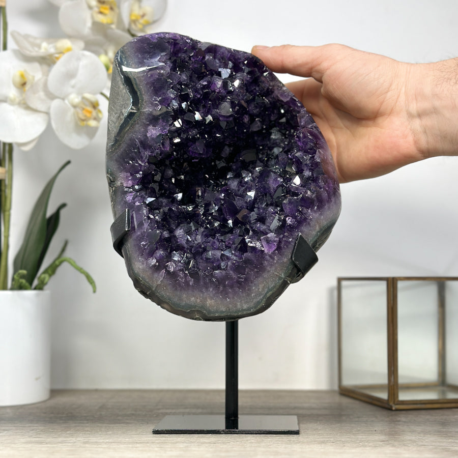Amethyst-Geode groß mit symmetrisch ausgebildeter Kammer