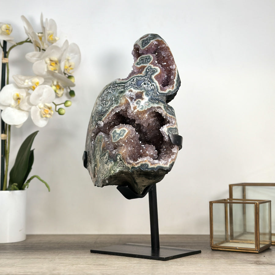 Jaspis-Amethyst-Kristall mit spannungsreicher, grün durchzogener Matrix, in ausgewählter Spitzenqualität