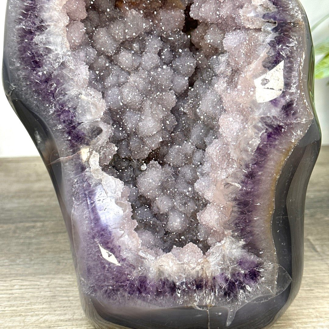 Zucker-Amethyst-Geode groß mit spiegelnder Oberfläche und Achat-Schale