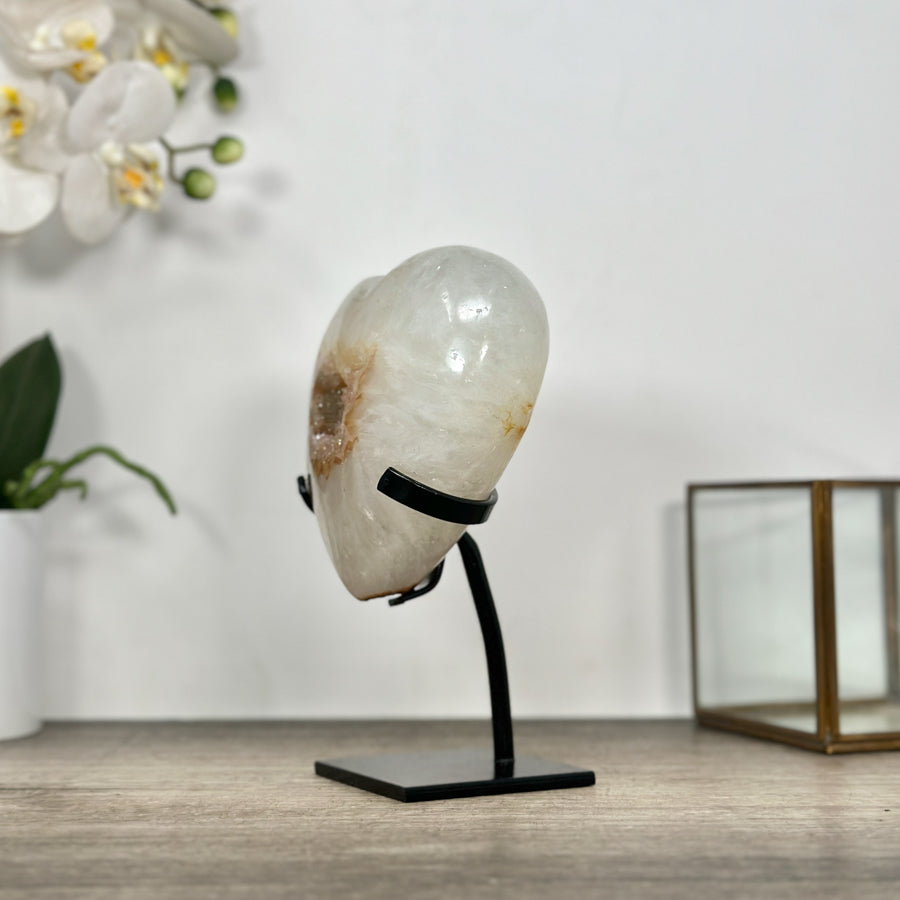 Quarz-Herzskulptur mit transparenter, lichtdurchlässiger Quarzstruktur