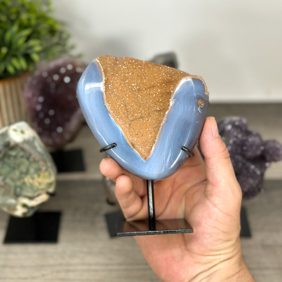 Kristallskulpturen-Set 6-teilig, mit architektonisch gewachsenen Kristallformationen und kontrastreichen Mineralzonen