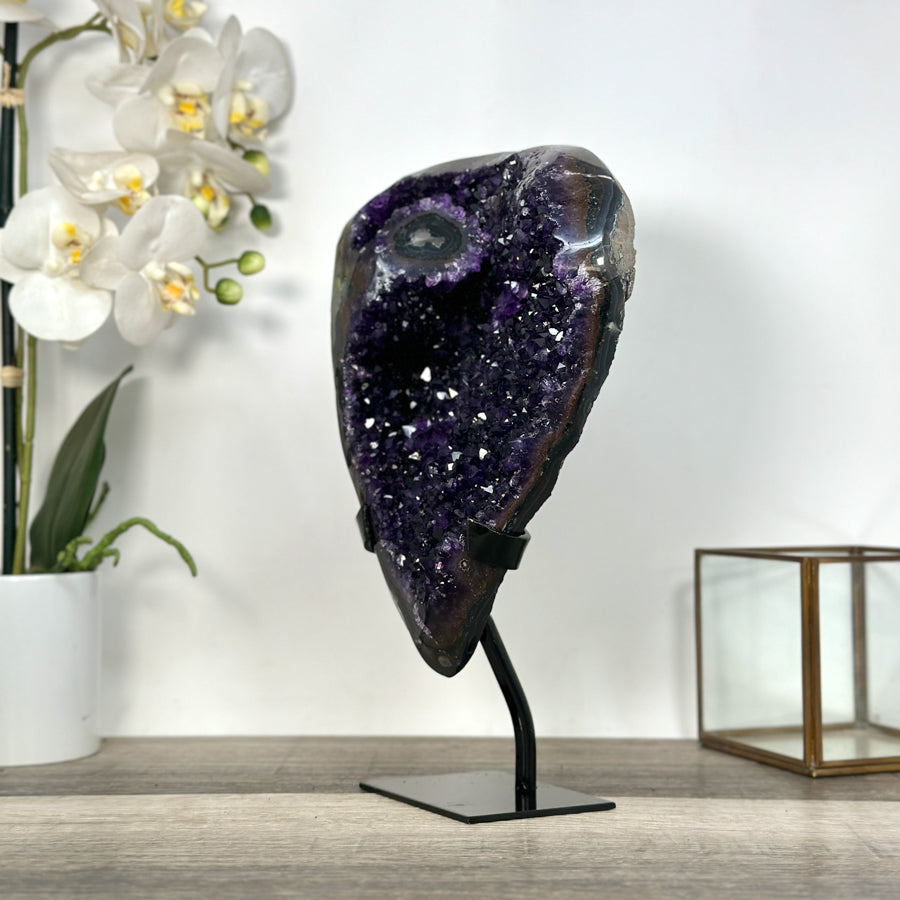Amethyst-Geode mit intensiv violetter Kristallstruktur
