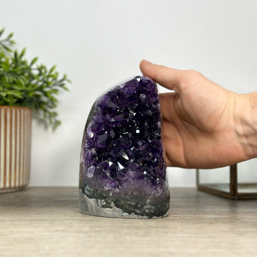 Amethyst-Druse mit klar definierten, violetten Kristallspitzen