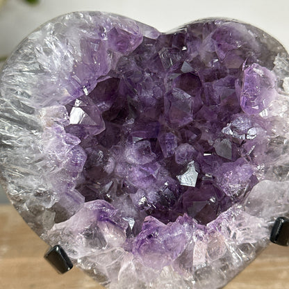 Amethyst-Herzskulptur mit großkristalliner, tiefvioletter Kristallbildung