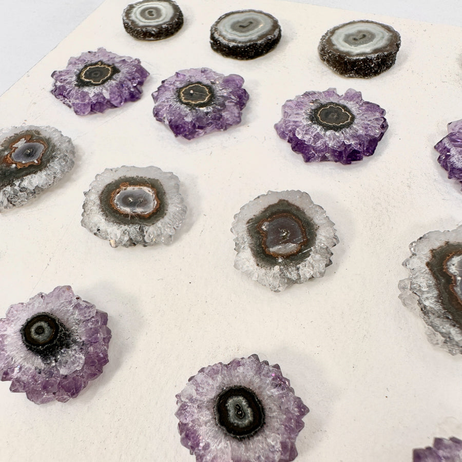 Amethyst-Stalaktiten-Scheiben mit radialer Kristallstruktur und violetter Farbzone