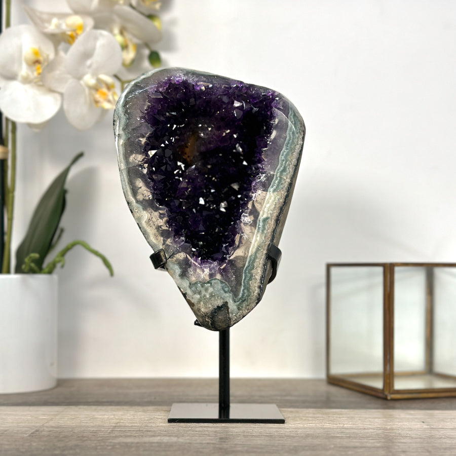 Amethyst-Geode mit natürlich eingebetteter Jaspis-Matrix