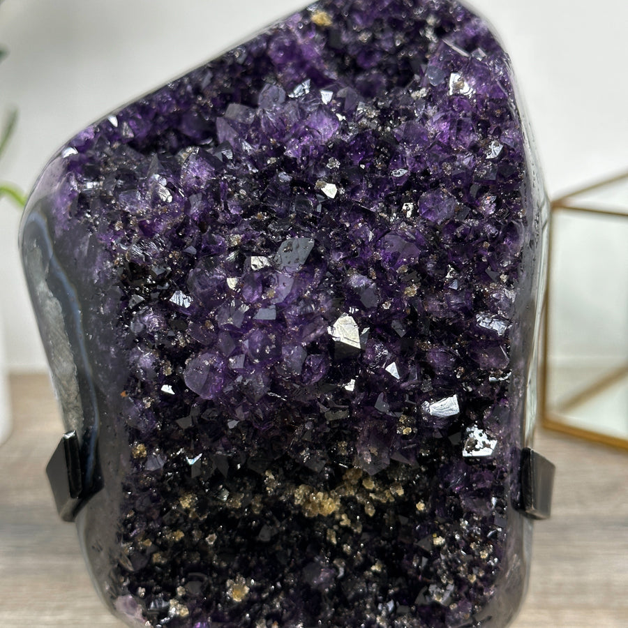 Amethyst-Kristall mit intensiv blauer Achat-Schale, in ausgewählter Spitzenqualität