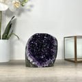 Amethyst-Druse mit klar definierter, architektonischer Kristallkammer