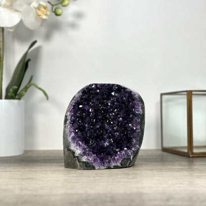 Amethyst-Druse mit klar definierter, architektonischer Kristallkammer