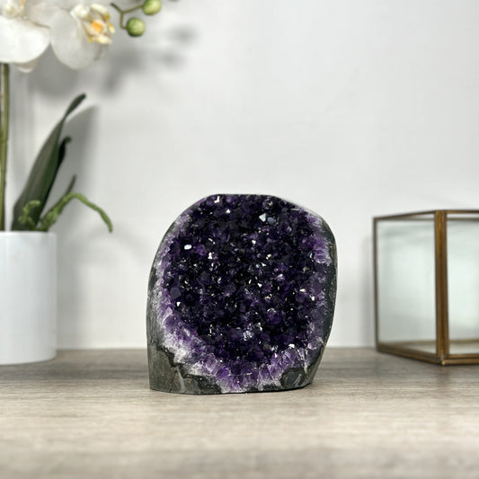 Amethyst-Druse mit klar definierter, architektonischer Kristallkammer