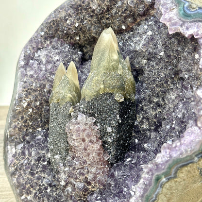 Amethyst-Geode in ausgewählter Spitzenqualität mit seltener Kalzit-Kristallstufe und tiefen Kristallen