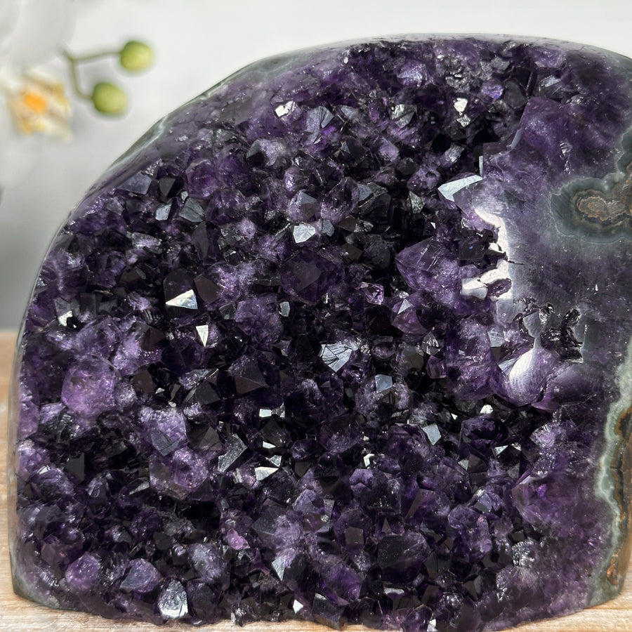Amethyst-Druse mit polierter Randfläche und klar definierter Kristallstruktur
