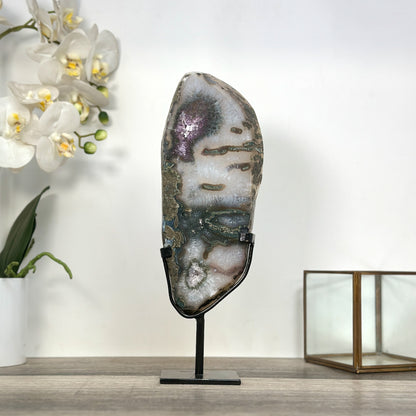 Quarz-Amethyst-Steinplatte mit vielschichtiger kristalliner Struktur