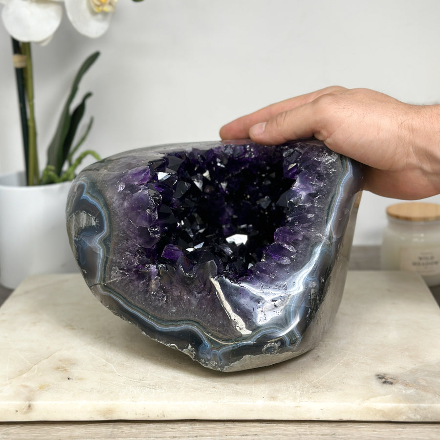 Amethyst-Achat-Geode mit harmonisch verlaufender Bänderstruktur, in ausgewählter Spitzenqualität