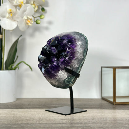 Amethyst-Geode mit intensiv tiefvioletter Kristallarchitektur