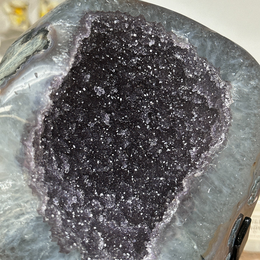 Druzy-Amethyst-Geode mit Quarzschale und tiefvioletter Kristallstruktur