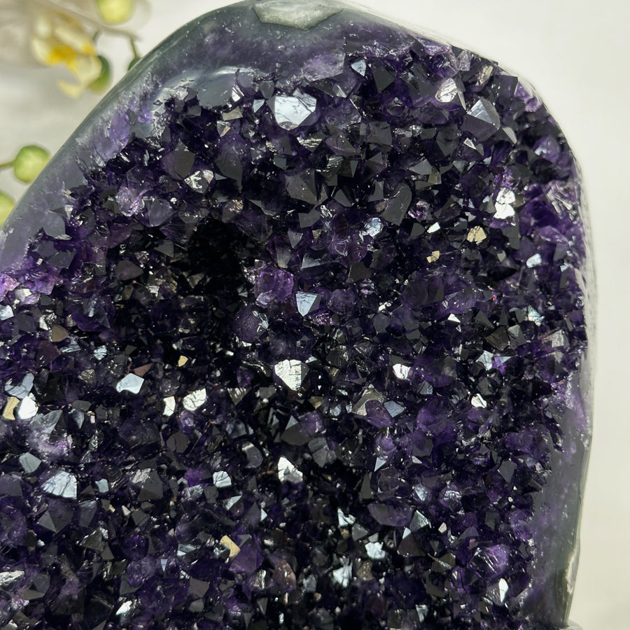 Amethyst-Kristallformation mit monumental gewachsener Kristallstruktur, in exklusiver Premiumqualität