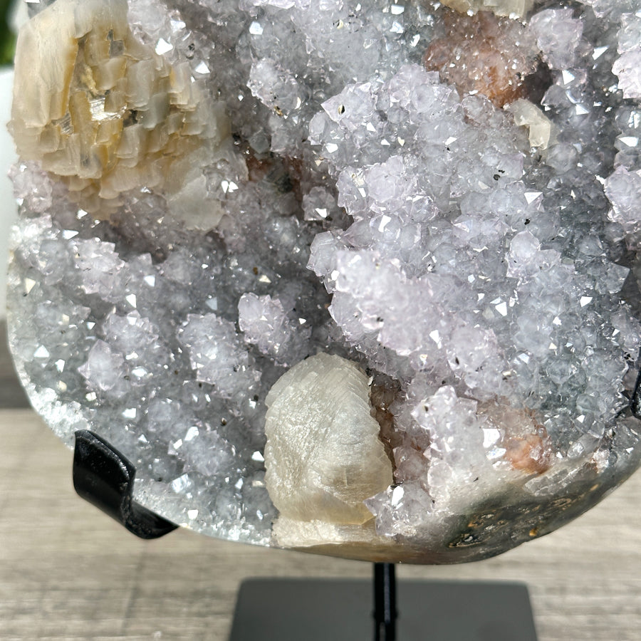 Amethyst-Kalzit-Kristallcluster mit vertikal gewachsener Tropfsteinbildung