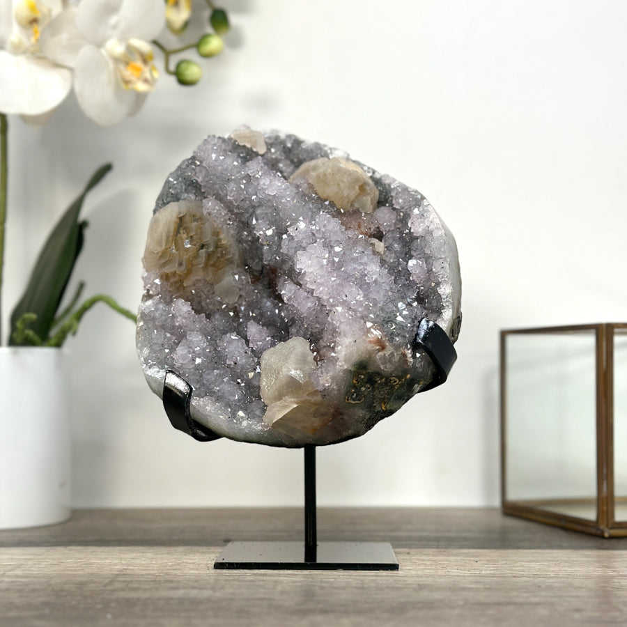 Amethyst-Kalzit-Kristallcluster mit vertikal gewachsener Tropfsteinbildung