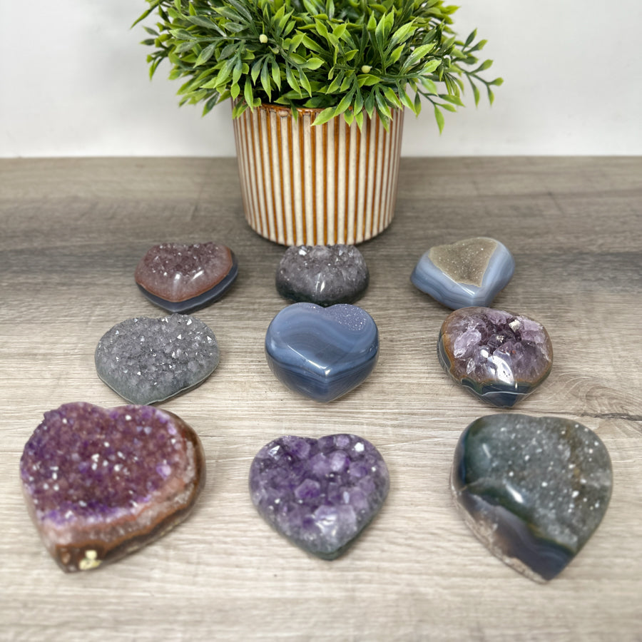 Mineralien-Herzset 9-teilig, mit farbintensiver Natursteinstruktur