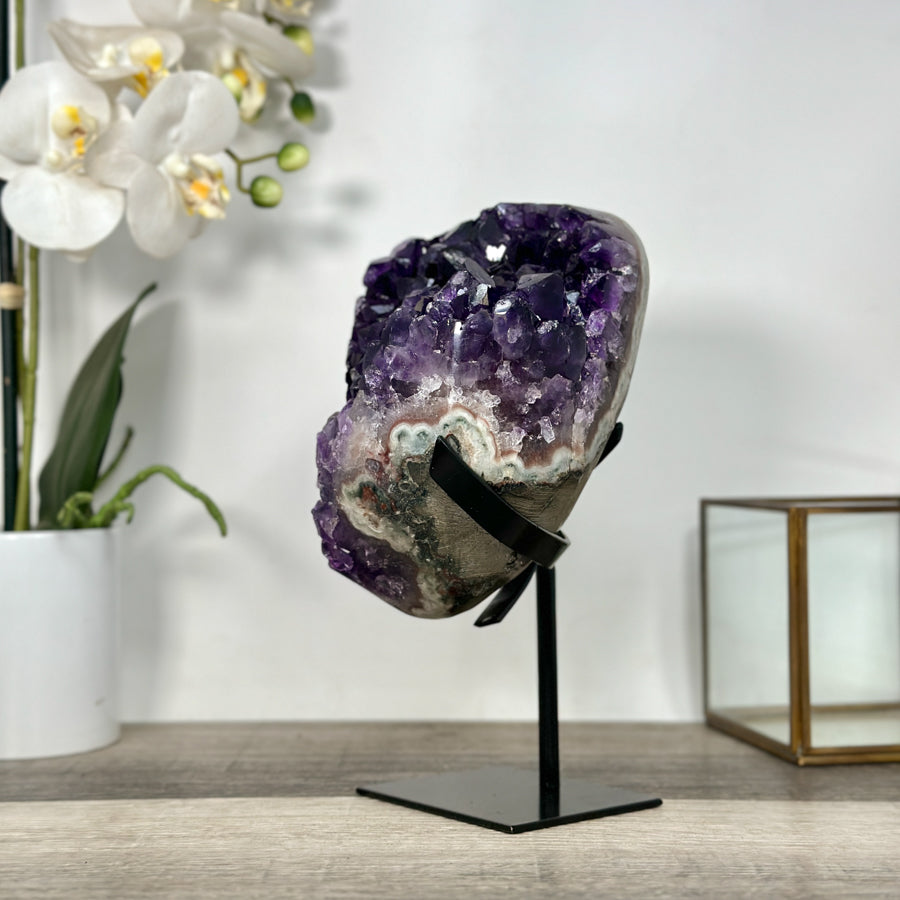 Amethyst-Cluster mit klar abgegrenzter, tiefvioletter Kristallstruktur