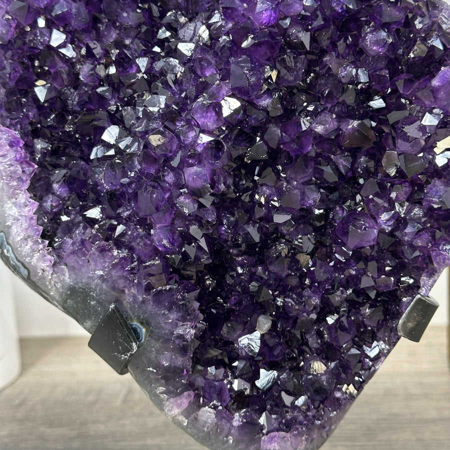 Amethyst-Kristall mit fein auslaufender Spitzenform