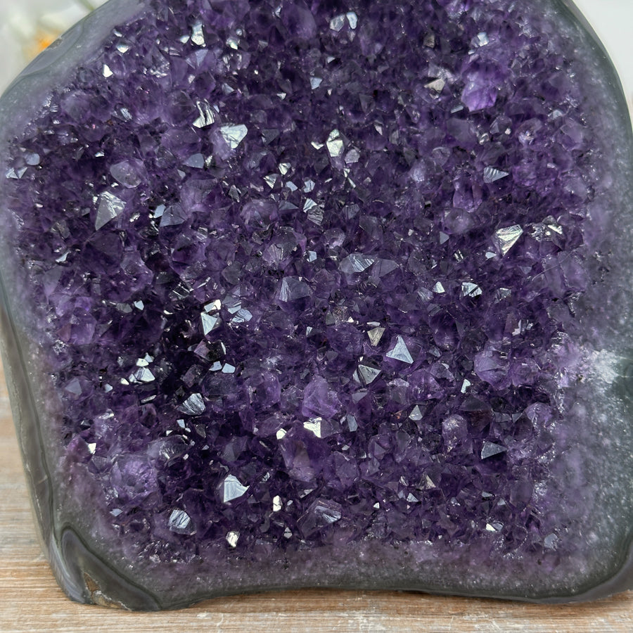 Amethyst-Druse groß mit weit geöffneter, kristallreicher Innenkammer
