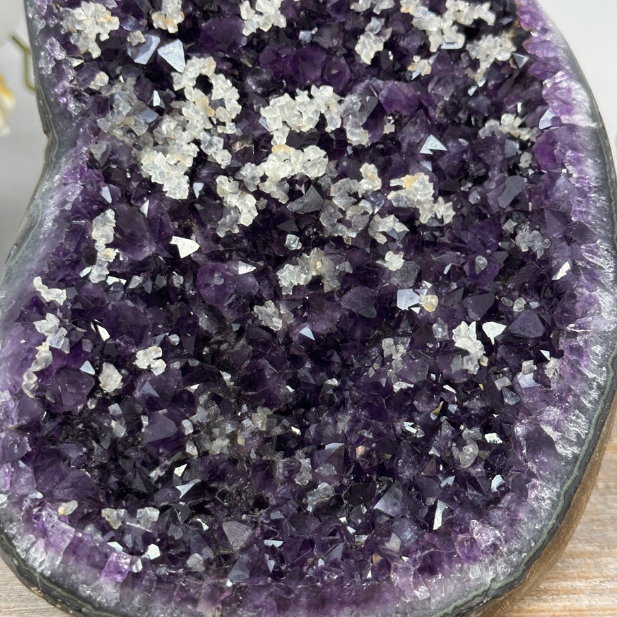 Amethyst-Geode groß mit Kalzit-Einschlüssen und kraftvoller Kristallstruktur