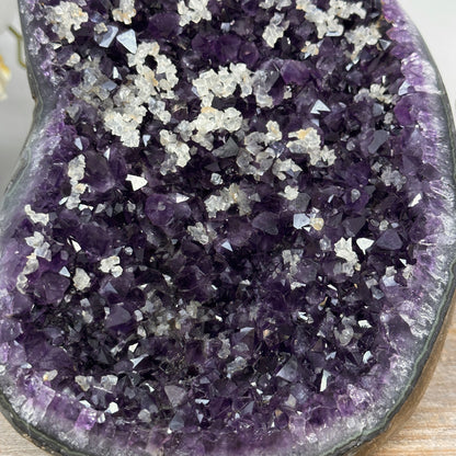 Amethyst-Geode groß mit Kalzit-Einschlüssen und kraftvoller Kristallstruktur
