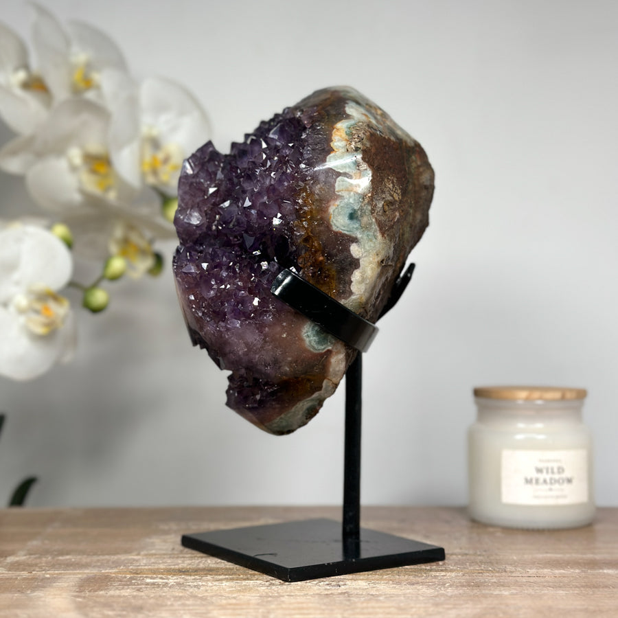 Amethyst-Jaspis-Kristallcluster mit kontrastreicher Mineralmatrix