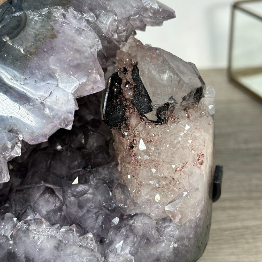 Amethyst-Geode mit markanter Kalzit-Einlagerung