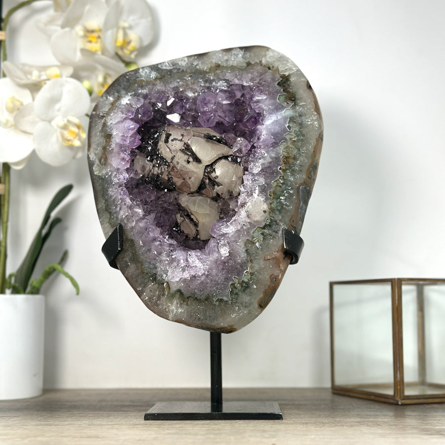 Amethyst-Geode groß mit Quarz-Schale und schwarzer Hämatit-Kalzit-Einlagerung