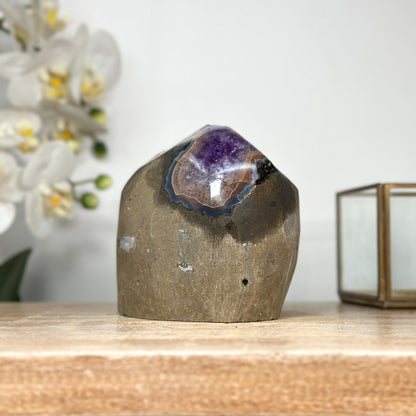 Amethyst-Geode mit polierter Randzone und kompakter Kristallstruktur
