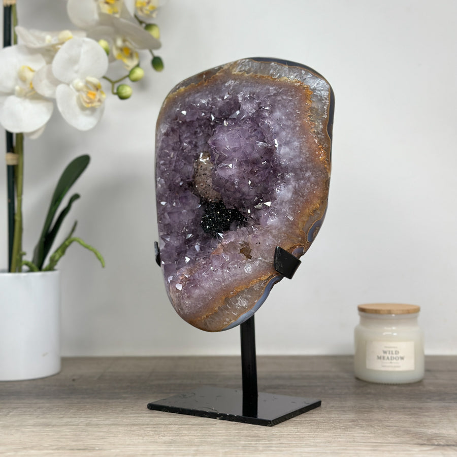 Amethyst-Cluster mit schwarzer Hämatitformation