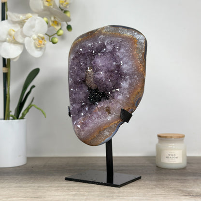 Amethyst-Cluster mit schwarzer Hämatitformation