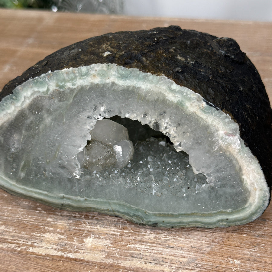 Quarz-Jaspis-Geode mit grün gebänderter, kontrastreicher Gesteinsmatrix