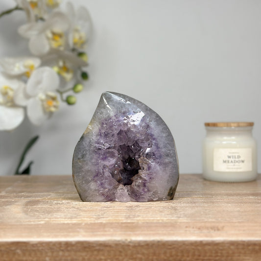 Amethyst-Quarz-Geoden-Flammenskulptur mit kontrastreicher Kristallstruktur