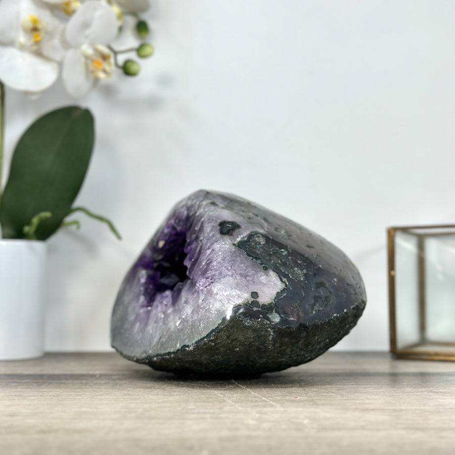 Amethyst-Geode mit präzise ausgebildeter Kristallkammer