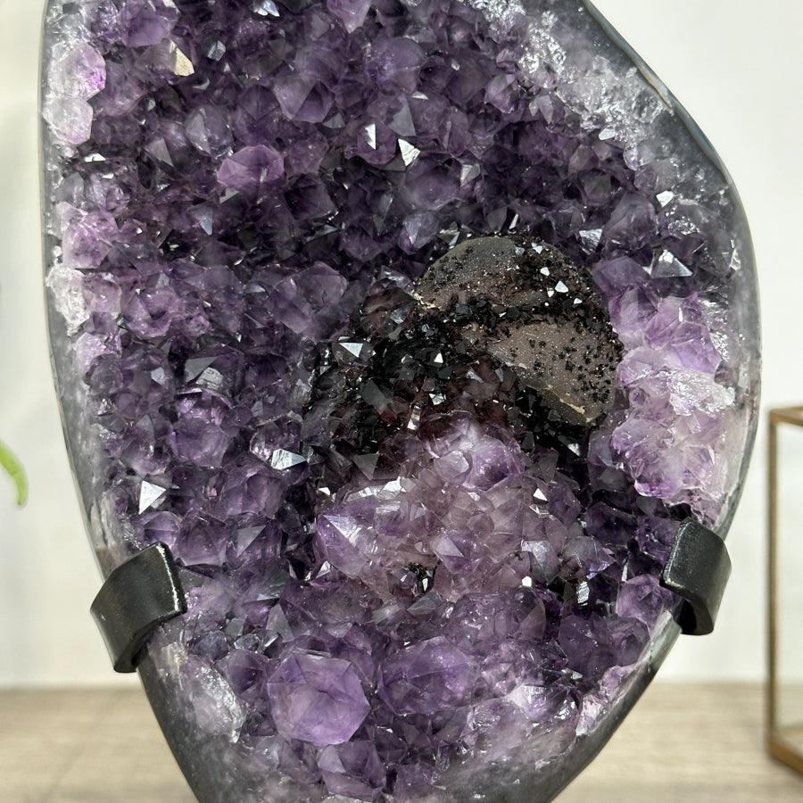 Amethyst-Cluster groß mit schwarzer Hämatit-Formation
