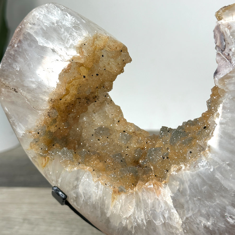 Quarz-Kristall mit gelblicher Farbnuance und feiner Kristallstruktur