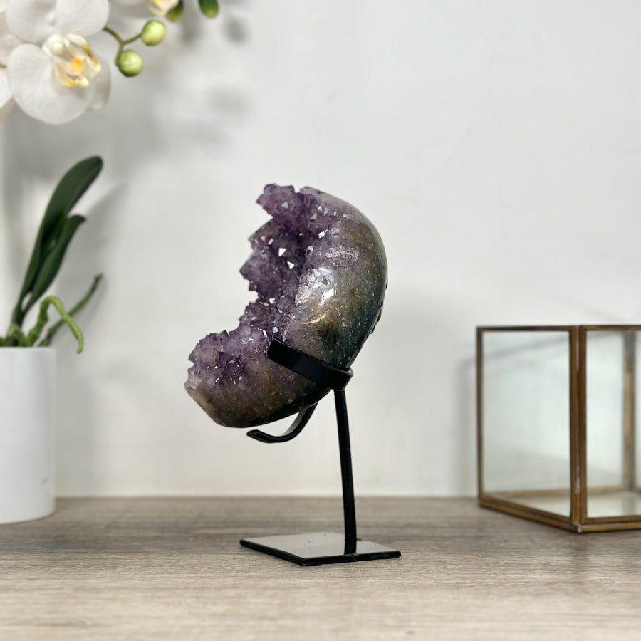 Amethyst-Kristallcluster in Mondform mit dichter Kristallstruktur