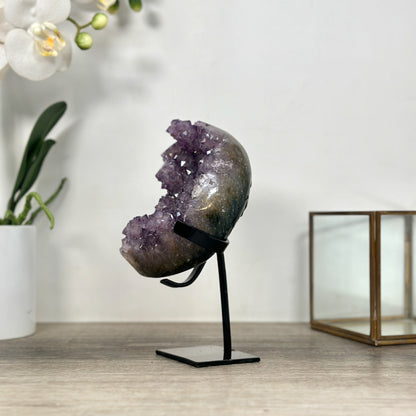 Amethyst-Kristallcluster in Mondform mit dichter Kristallstruktur