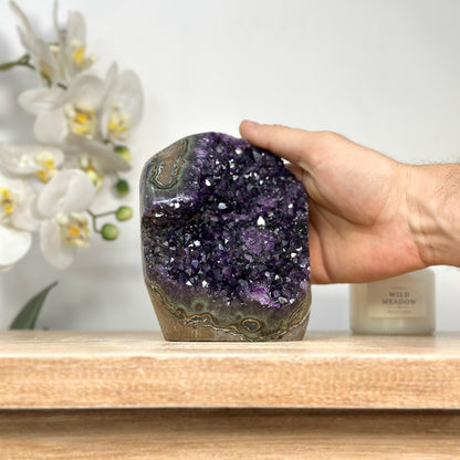 Amethyst-Druse mit violetter Kristallstruktur und grüner Jaspis-Matrix