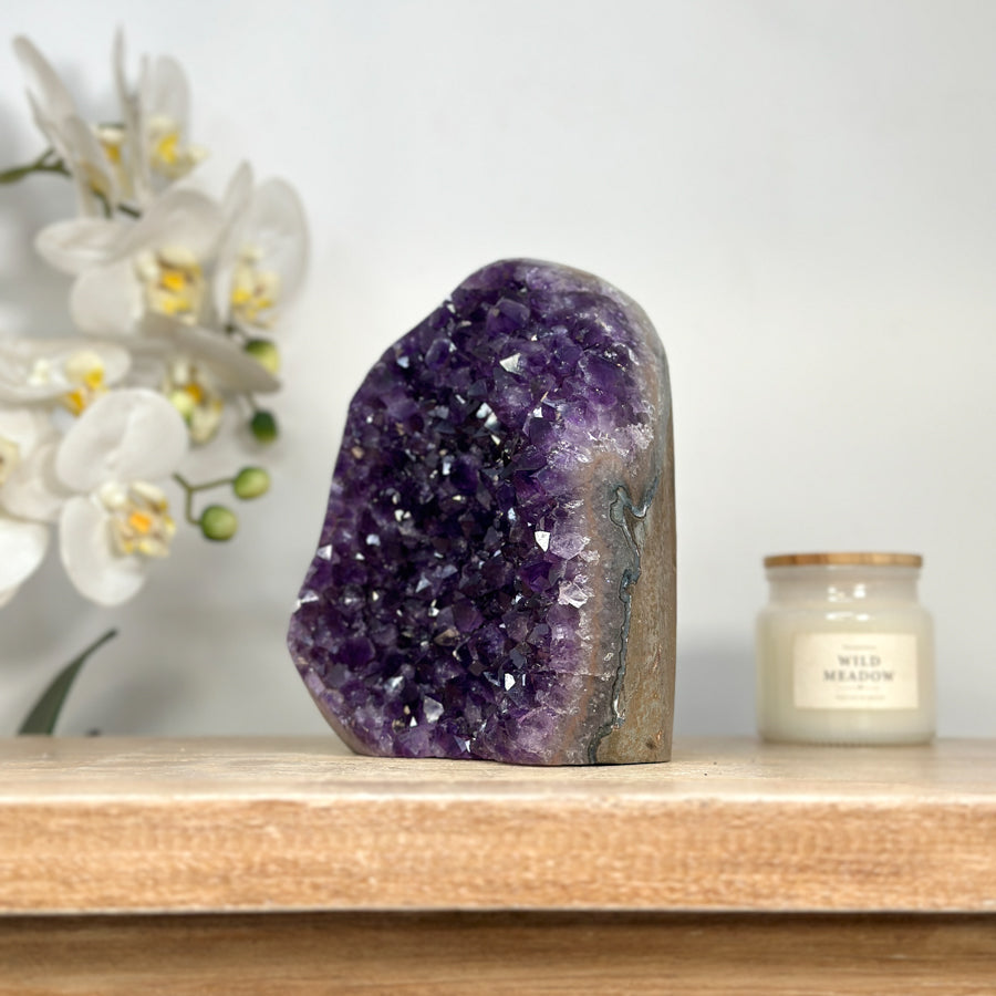 Amethyst-Kathedrale mit dicht gewachsener, violetter Kristallstruktur