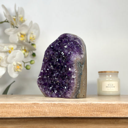 Amethyst-Kathedrale mit dicht gewachsener, violetter Kristallstruktur