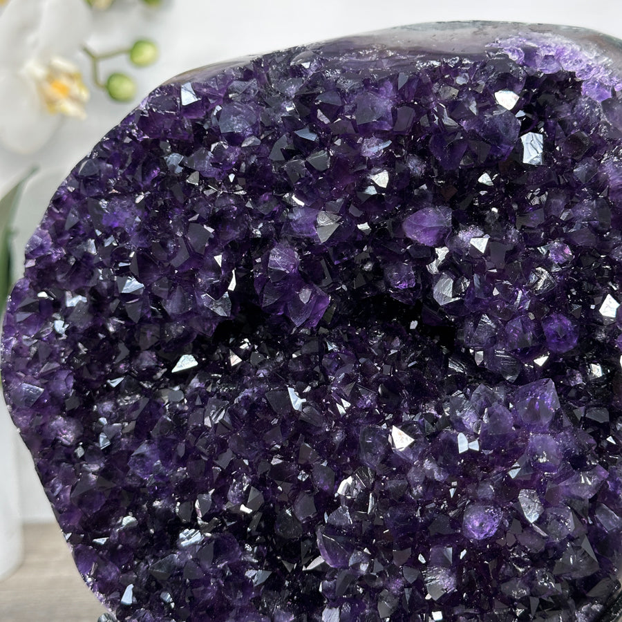 Amethyst-Kristallcluster mit tiefviolett funkelnder, transparenter Kristallspitze