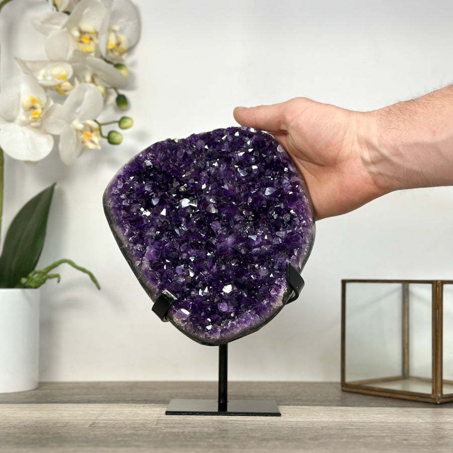 Amethyst-Kristallcluster mit lebendig schimmernder Farbintensität