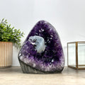 Amethyst-Kathedrale mit eindrucksvoller Kalzit-Einlagerung und violetter Kristallstruktur