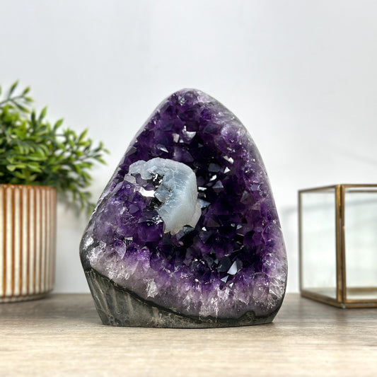 Amethyst-Kathedrale mit eindrucksvoller Kalzit-Einlagerung und violetter Kristallstruktur