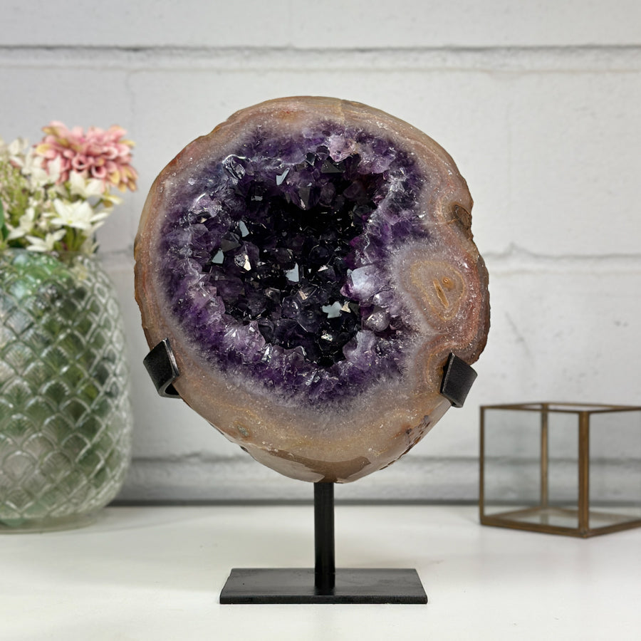 Amethyst-Geode groß mit mehrfarbig schimmernder Randstruktur
